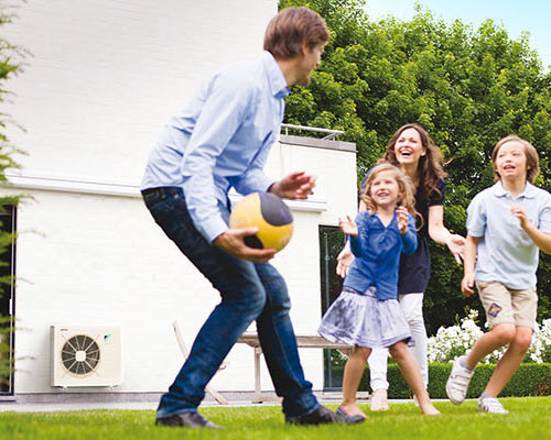 Außengerät einer Klimaanlage an einem Einfamilienhaus