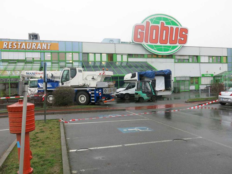 Restaurant im GLOBUS Markt mit der alten Klimaanlage auf dem Dach