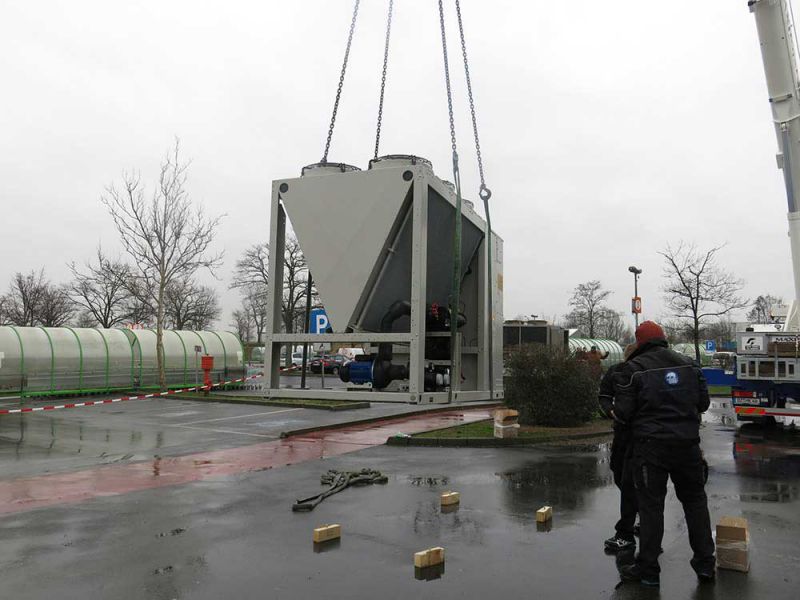 Die neue DAIKIN-Kältetechnik Anlage schwebt am Kran ein