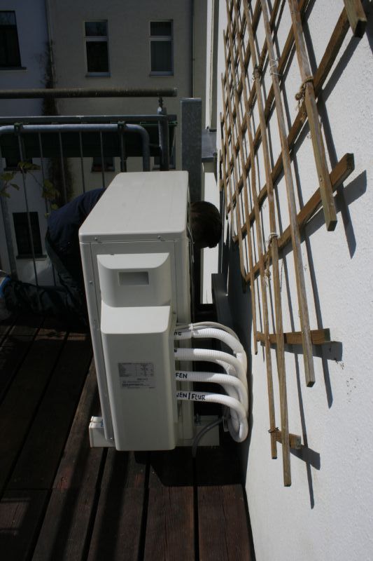 Daikin Klimasplitgerät außen auf dem Balkon
