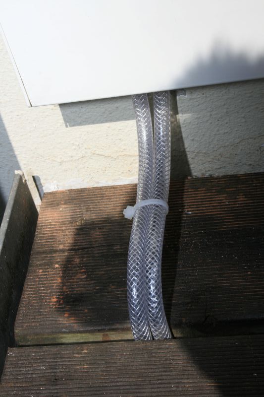 Kondensat-Abfluss am Außengerät auf dem Balkon
