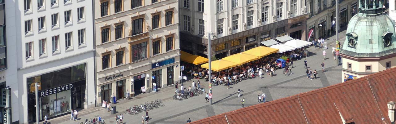 Luftbild vom Leipziger Marktplatz mit Blick auf den Eingang zum Barfußgässchen