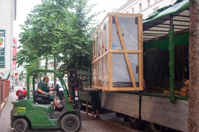 Wandkühlregal wird aus dem LKW gehoben