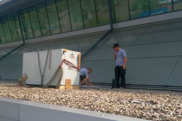 Klimaanlagenbauer aus Leipzig montieren Kältetechnik auf dem Dach der Arena