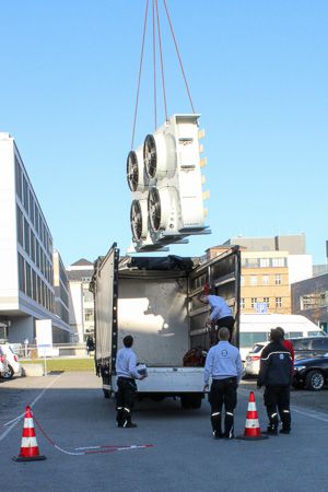 Ein Verflüssiger, wichtiges Element einer Kältetechnik-Anlage, wird per LKW angeliefert und von einem Kran aufgenommen.