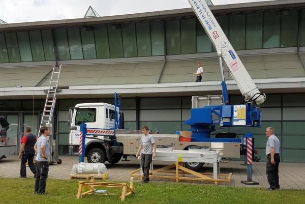 Installation einer Kältetechnik-Anlage auf dem Dach der Arena-Leipzig.