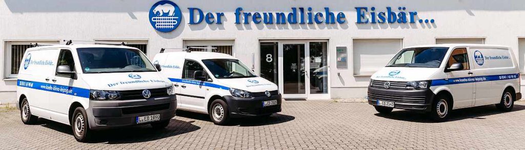 Firmengebäude in Leipzig von Firma "Der freundliche Eisbär..." mit Außenwerbung und Fahrzeugen