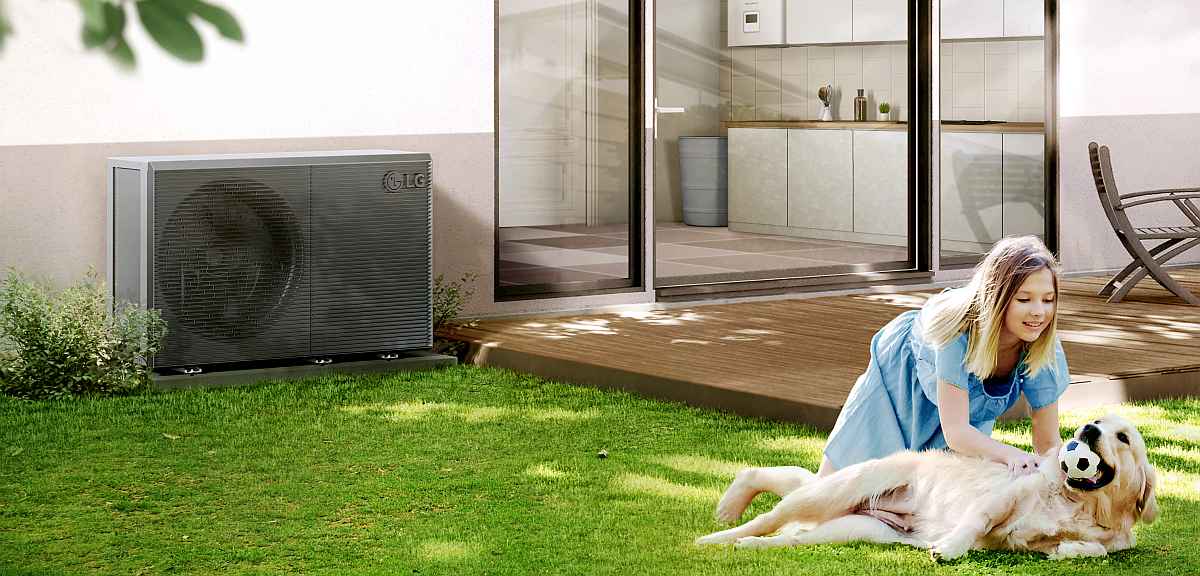 Luft-Wärmepumpe außen an einem Einfamilienhaus aufgestellt