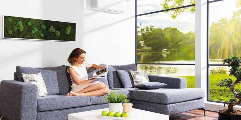 Bequemes Wohnzimmer mit einer Luft-Luft-Wärmepumpe beheizt