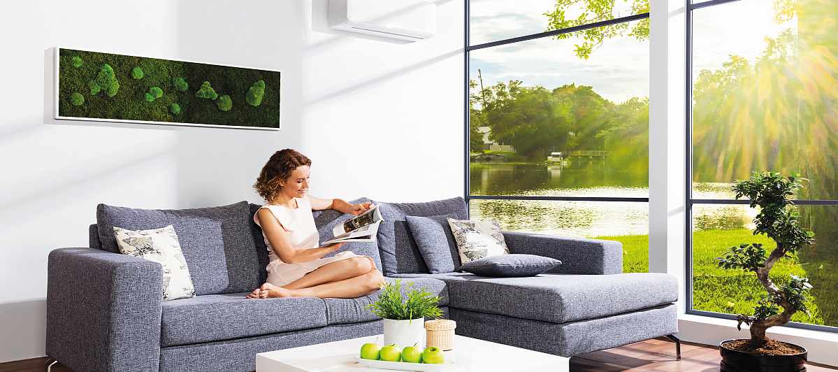 Bequemes Wohnzimmer mit einer Luft-Luft-Wärmepumpe beheizt