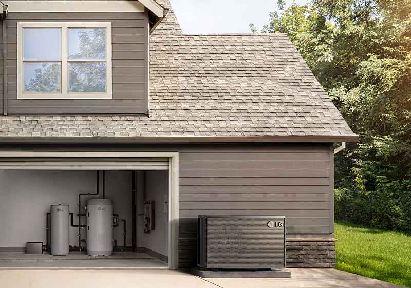 Luft-Wasser-Wärmepumpe mit Warmwasserspeicher und WW-Bereiter in der Garage eines Hauses